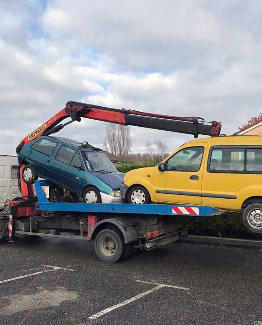 Enlèvement de deux épaves de voitures